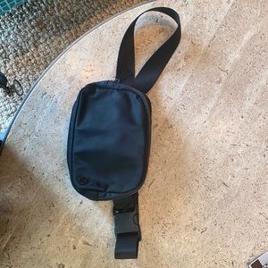 Lululemon Everywhere Belt Bag / Black